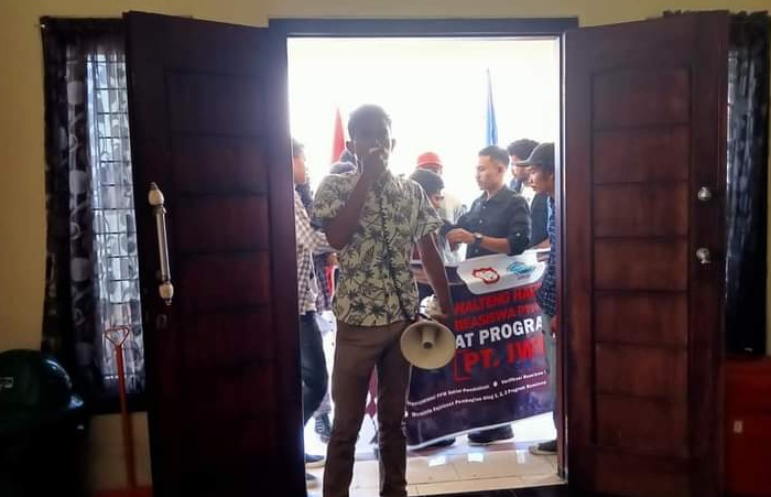Demo di kantor perwakilan PT IWIP di Ternate