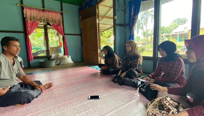 Mahasiswa yang mengikuti kegiatan PKM Prodi Pendidikan Bahasa dan Sastra Indonesia sedang dengan tokoh masyarakat di Desa Punggur Kapuas