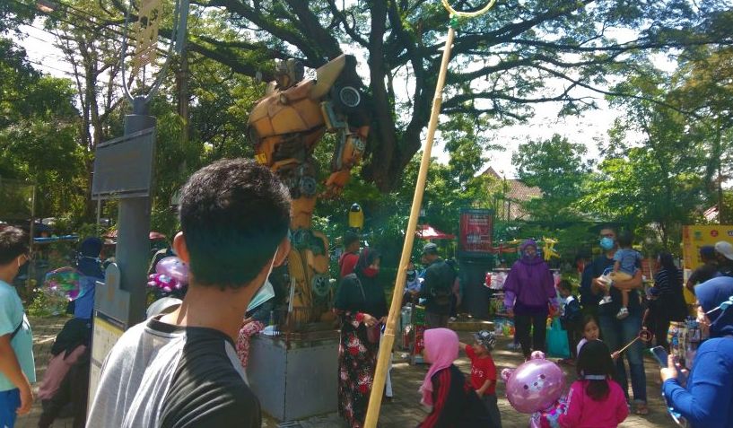 Aktivitas warga diakhir pekan di Taman Cilaki Kota Bandung.