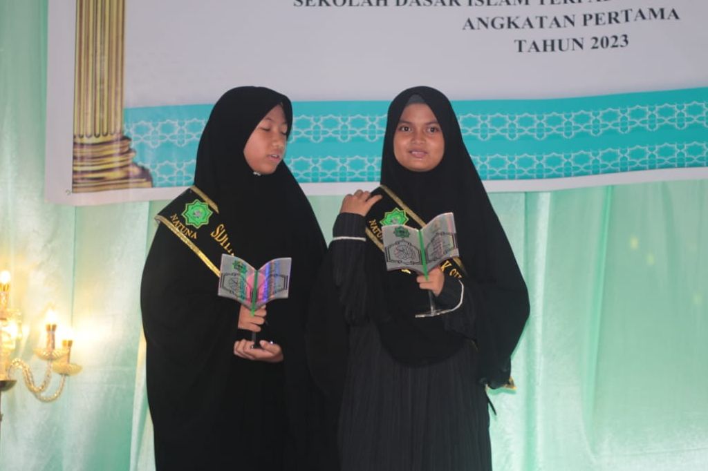 Dua dari tiga lulusan terbaik yang hapal Al Quran 6-24 Juz -f/istimewa