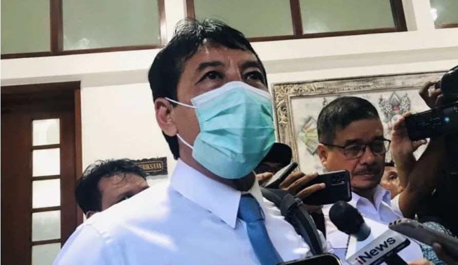 Rektor Universitas Udayana Bali Prof. I Nyoman Gde Antara dicegat wartawan saat datang memenuhi panggilan penyidik Kejaksaan Tinggi Bali di Gedung Pidana Khusus Kejati Bali, Denpasar, Senin, 13 Maret 2023