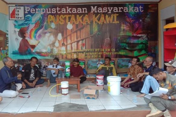 Diskusi pengolahan sampah rumahan/sampah domestik, pemanfaatan teknologi dan praktek pembuatan wasima bagi warga bersama pendamping dari DLHK Kota Bandung di Perpustakaan Masyarakat Pustaka Kawi, Jumat, 9 Juni 2023. 