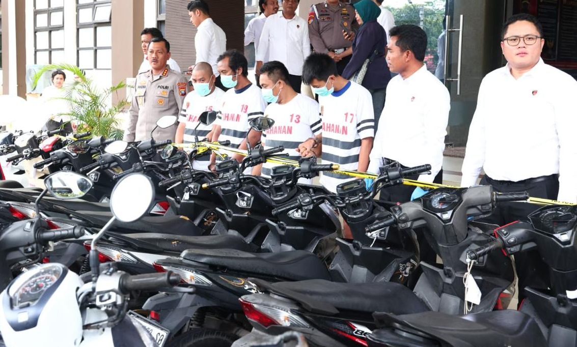 36 unit sepeda motor yang berhasil disita dari tangan empat pelaku pencurian sepeda motor yang beraksi di Batam, Kepulauan Riau (Kepri). Sebagian sepeda motor ada yang sudah dijual di luar Batam, Kepri