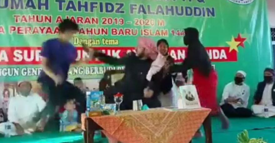 Tangkapan layar video detik-detik Syekh Ali Jaber ditusuk orang tak dikenal di Lampung, Minggu 13 September 2020