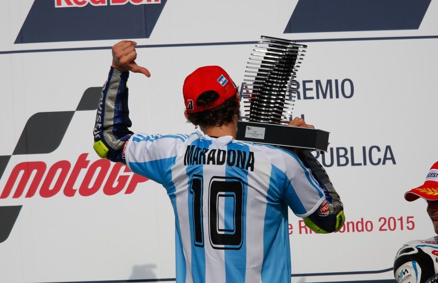 Valentino Rossi saat menunjukkan nama Maradona di baju timnas Argentina saat menang di MotoGP Argentina 2015 silam