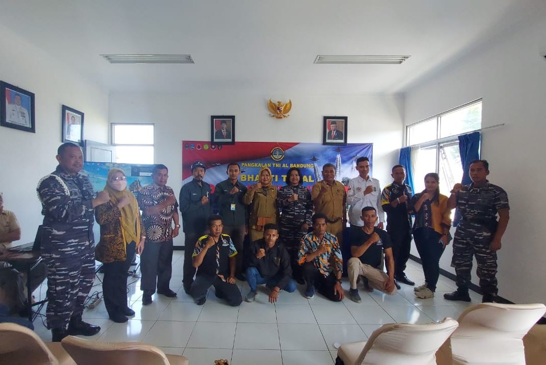 Foto bersama Danlanal Bandung dan peseta Komsos.