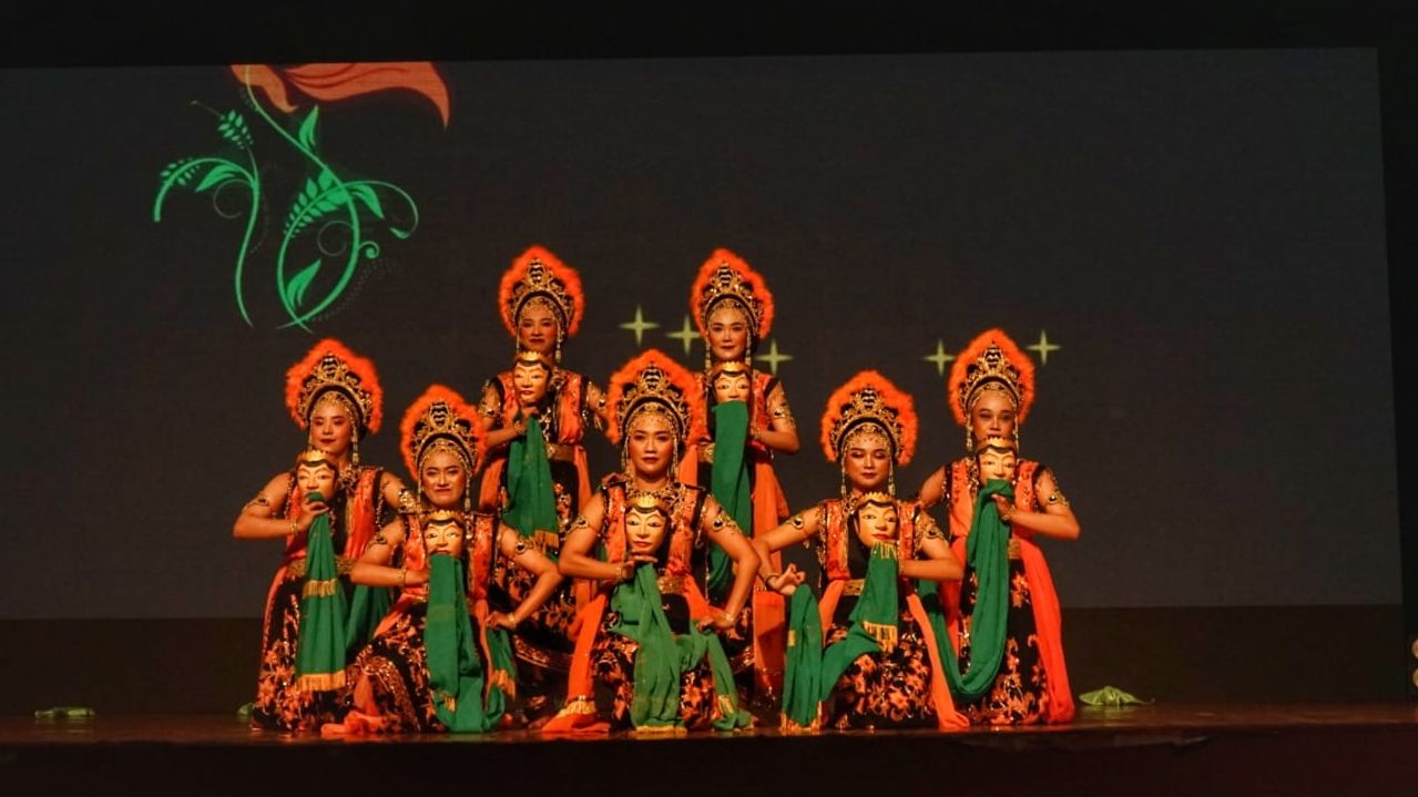 The Creativity of Mask Dance ‘Tembang Asmara di Purnama’ menandai 54 tahun kiprah Sseniwati senior Indrawati Lukman bersama  Studio Tari Indrawati Lukman  di Teater Tertutup Taman Budaya Jawa Barat.