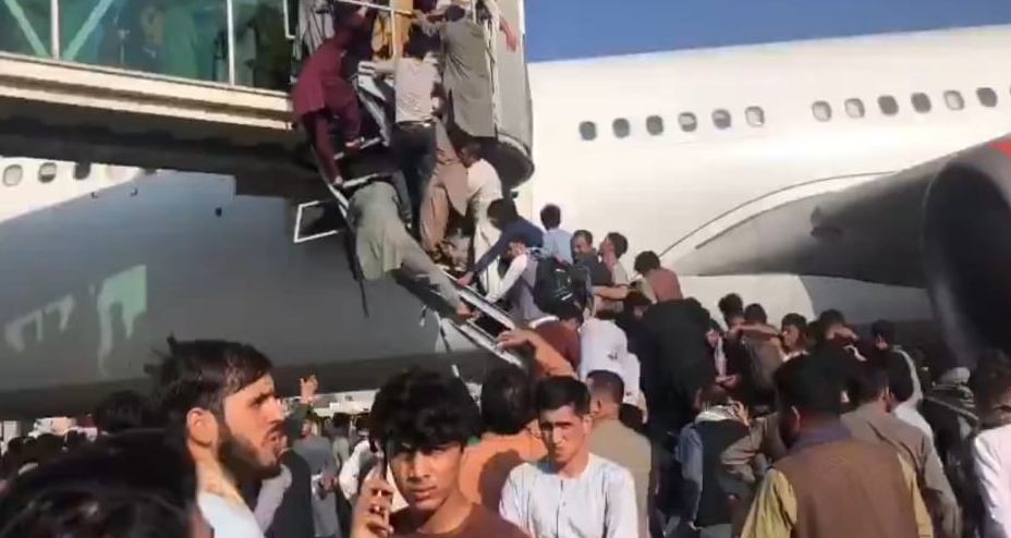 Orang-orang dikabarkan berjubel memasuki pesawat, seiring Taliban kuasai ibu kota Afghanistan, Kabul.