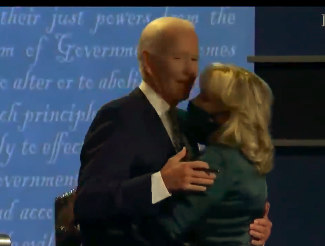 Tangkapan layar , tampak Jill biden memeluk Joe dipanggung setelah debat Calon Presiden melawan Trump