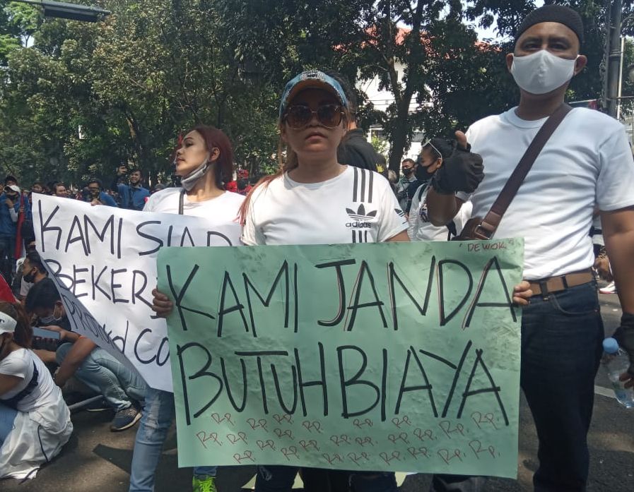 Para pelerja hihuran melakukan aksi damai di depan Balai Kota Bandung menuntut pada Wali Kota Bandung Oded M Danial agar tempat hiburan malam segera dibuka , Senin 3 Agustus 2020