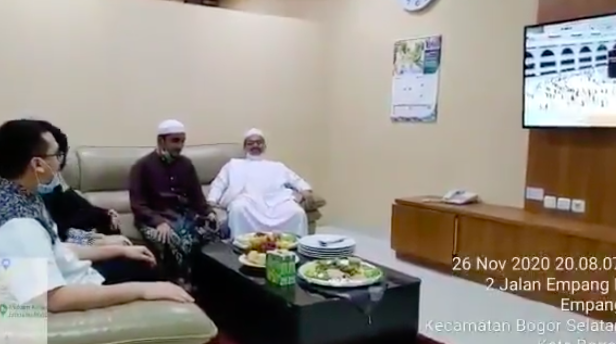 Tangkapan layar video Habib Rizieq Shihab saat dikunjungi anak dan menantunya di RS Ummi Kota Bogor yang terletak di alun-alun Empang, Kelurahan Empang, Bogor Selatan, Kota Bogor, Kamis 26 November 2020.