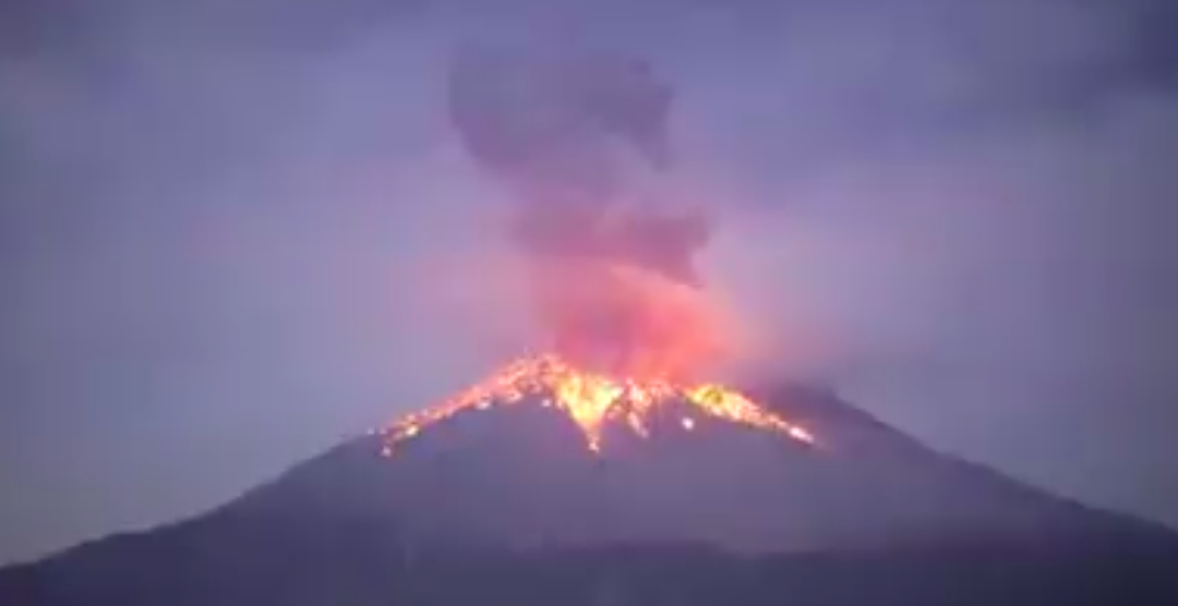 Tangkapan layar video Sakurajima, Jepang yang disebar netizen dengan narasi seolah erupsi Gunung Semeru yang terjadi Selasa 1 Desember 2020.