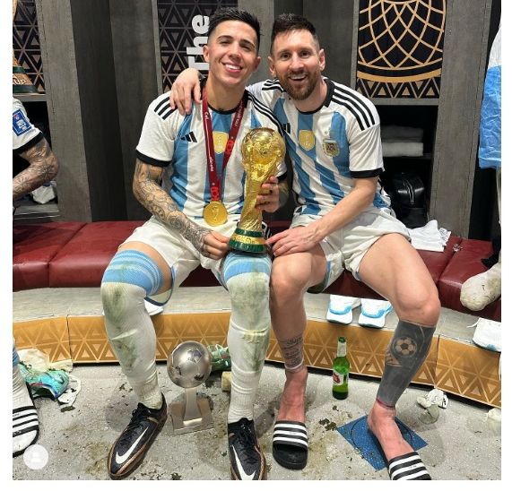 Pemain muda terbaik Piala Dunia 2022 Enzo Fernandez bersama GOAT Lionel Messi