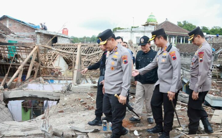 Rumah roboh akibat ledakan petasan di Magelang