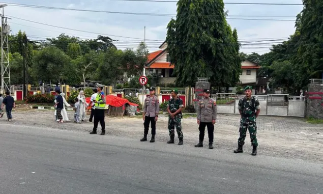 Beri Rasa Aman, Personel Polres Rembang Beri Pengamanan Umat Muslim saat Beribadah