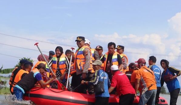 Mensos Risma kunjungi lokasi banjir di Kabupaten Pati.