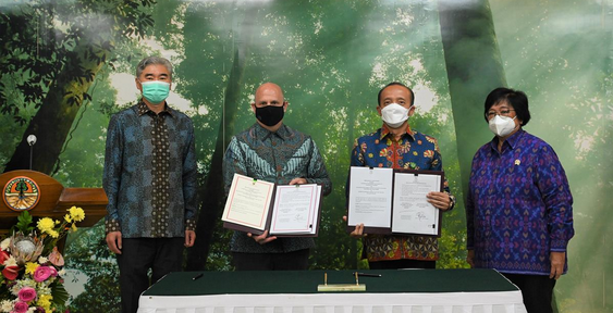 Nota kesepahaman yang ditandatangani oleh Sekretaris Jenderal KLHK Dr. Bambang Hendroyono dan Direktur USAID Indonesia Jeff Cohen, di acara yang disaksikan oleh Menteri KLHK Siti Nurbaya dan Duta Besar AS untuk Indonesia.