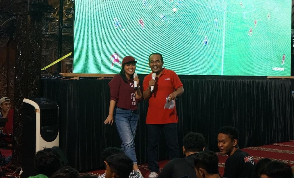 MC Nobar Timnas U23 Indonesia vs Korea Selatan , Ve dan Dian Sulistiono (Wartawan Banjarnegaraku.com dan Dinkominfo) di Pendopo Dipokusumo Purbalingga./Wisnu