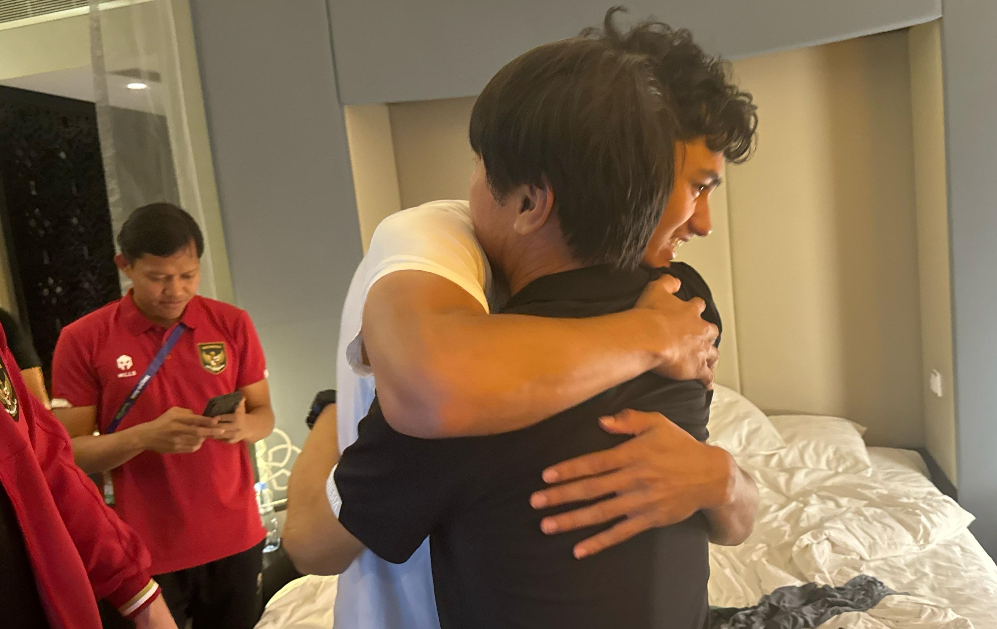 Para pemain Timnas Indonesia menyerbu kamar pelatih Shin Tae-yong di salah satu hotel di Doha dan melakukan selebrasi setelah kepastian Indonesia lolos ke Babak 16 Besar Piala Asia 2024.*/PSSI