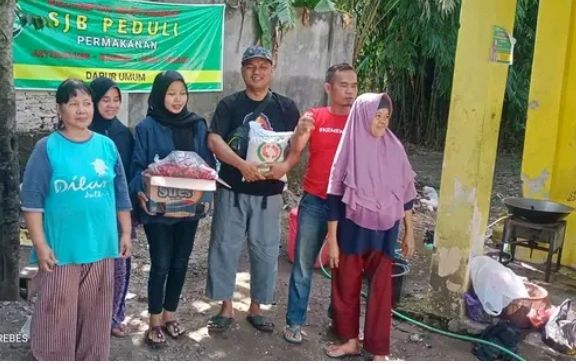 Dapur umum SJB Peduli Bencana Banjir di Jatibarang Kidul