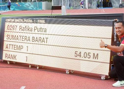 Atlet Sumbar Rafika Putra berhasil pecahkan rekor PON XX Papua di nomor lontar martil dengan lontaran sejauh 54.04 meter, 10 Oktober 2021. / @konisumbar