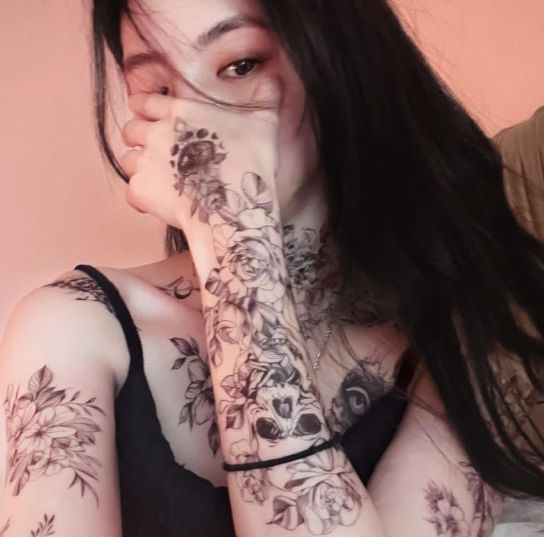 Penampilan Han So Hee penuh dengan tato