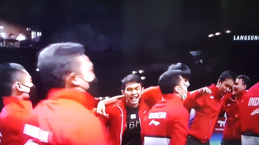 tim Indonesia meluapkan kegembiraan setelah Jonathan Cristie memenangkan partai ketiga
