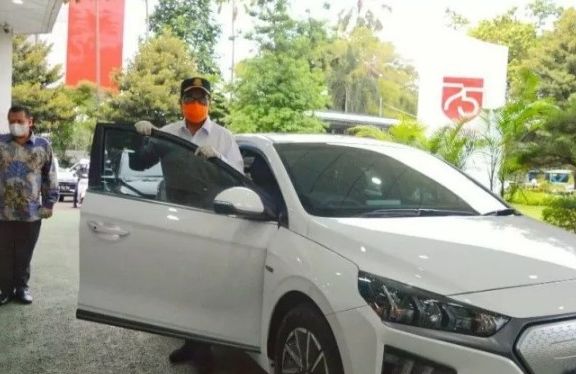 Menhub Resmi Gunakan Mobil Listrik Untuk Kendaraan Dinas, Apa Mereknya?