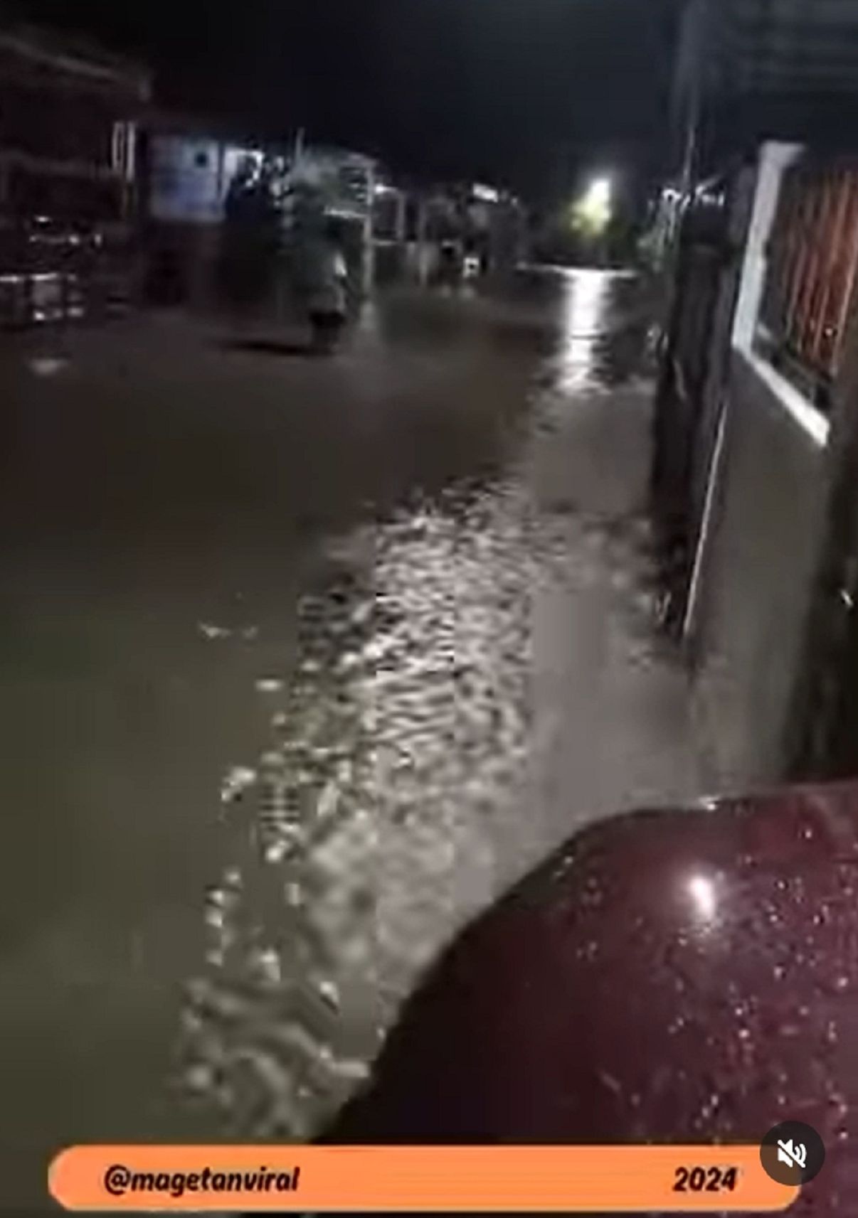 Banjir di kawasan perumahan Griya Ardya Garini Maospati yang banjir akibat tanggul jebol,