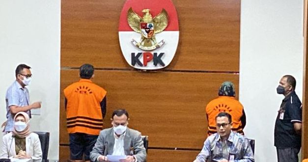 Ade Yasin keluar dari ruang penyidik KPK mengenakan rompi berwarna oranye. /Pikiran Rakyat/Amir Faisol