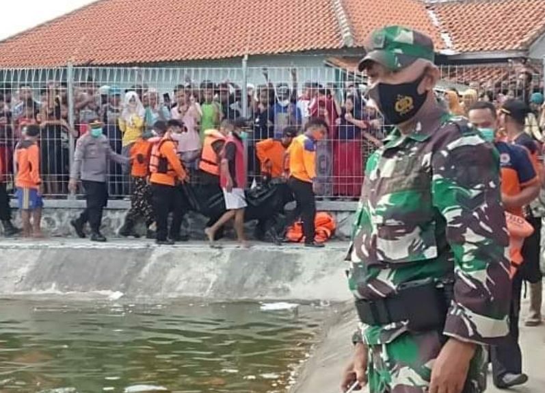 Personil TNI saat membantu evakuasi korban 