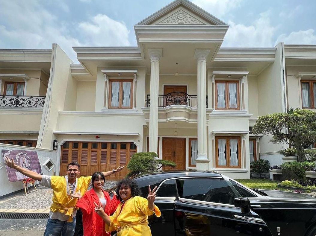 Raffi Ahmad bersama Marshel Widianto dan Fuji An saat berfoto di depan rumah baru ipar mendiang Vanessa Angel. 