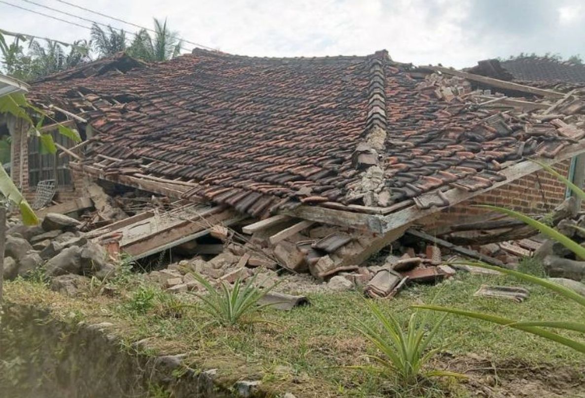 Ilustrasi rumah warga rusak akibat gempa yang terjadi di Garut, Jawa Barat.