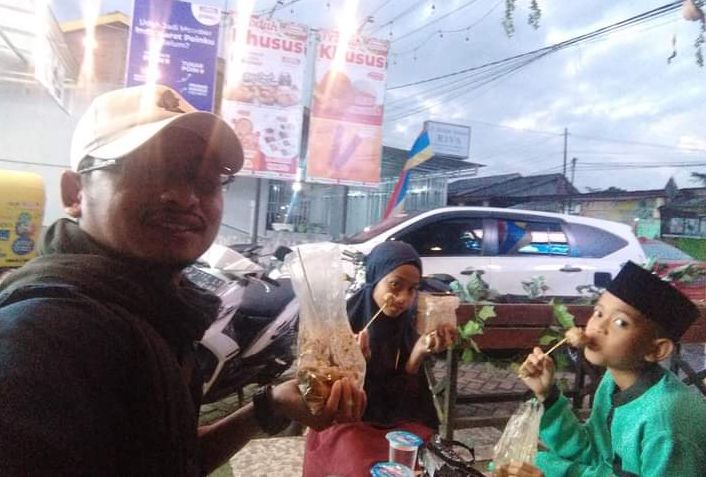 Momen seorang guru pendamping dan anak-anak didiknya, peserta Bulukumpa Ramadhan Fair 2023, bukber di tepi jalan.