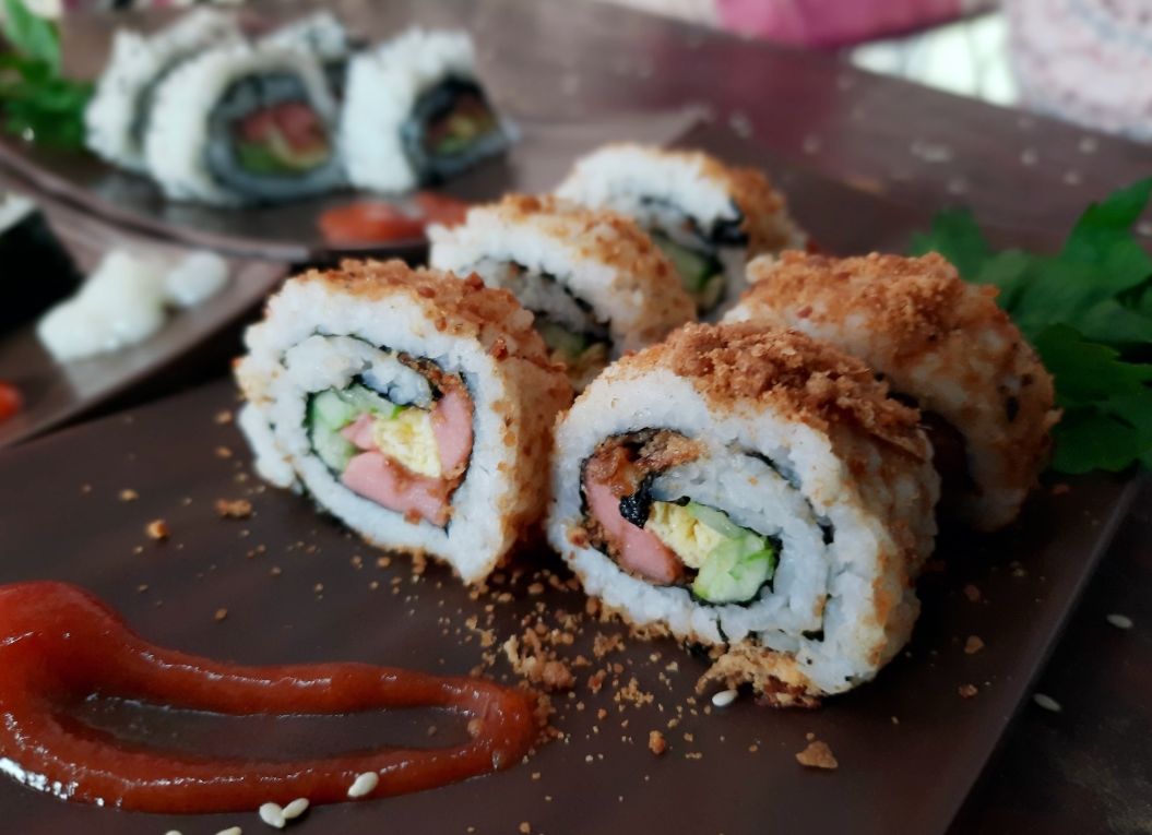 Menu Oemah Sushi Tegal, Sushi dengan taburan abon.