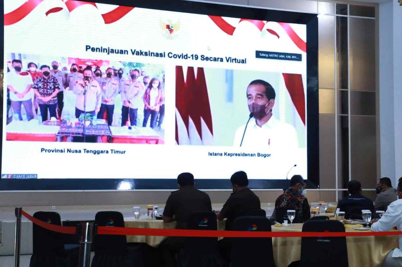 Presiden Jokowi saat vaksinasi massal di Pertamina Cilacap.