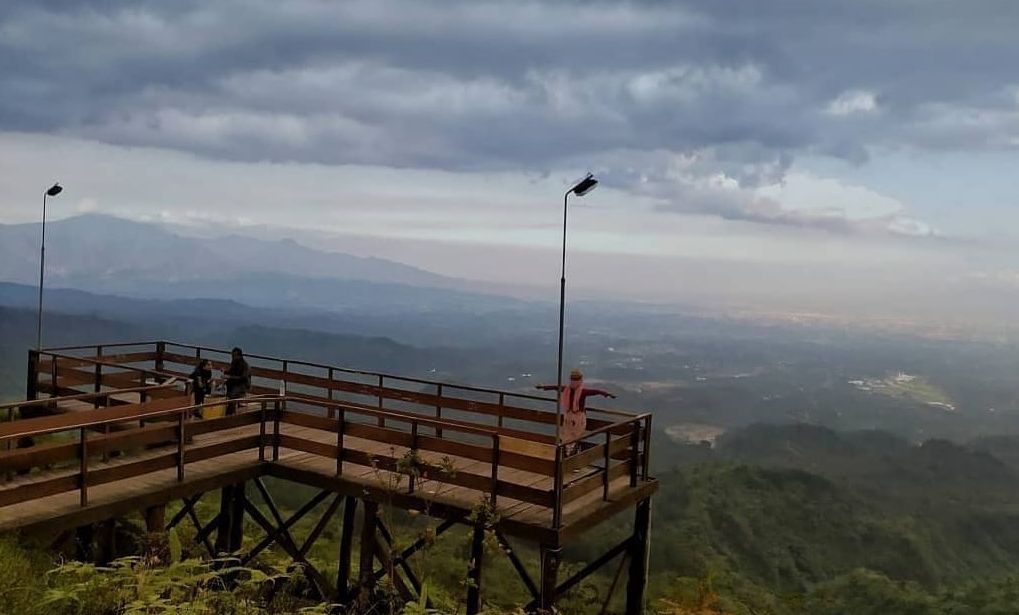 Gardu pandang di kawasan wisata Gunung Galunggung.