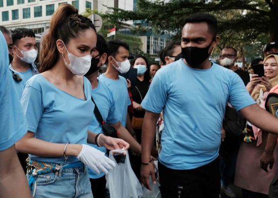 Cinta Laura datang ke kawasan Citayam Fashion Week Untuk Memungut Sampah