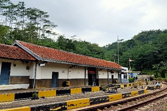 Suasana asri menyelimuti Stasiun Lampegan yang berada di Desa Cibokor, Kecamatan Cibeber, Kabupaten Cianjur.