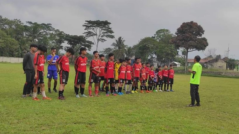  Para bibit muda olahragawan di Desa Tanjungpura, Kecamatan Rajapolah, Kabupaten Tasikmalaya saat menggelar latihan pada Minggu 13 Juni 2021./ Dedi Mulyana/PRFMNEWS 