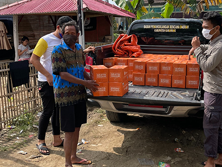 Kardus berwarna orange dari Shopee Indonesia, untuk para korban yang terdampak banjir di Karawang dan Subang.