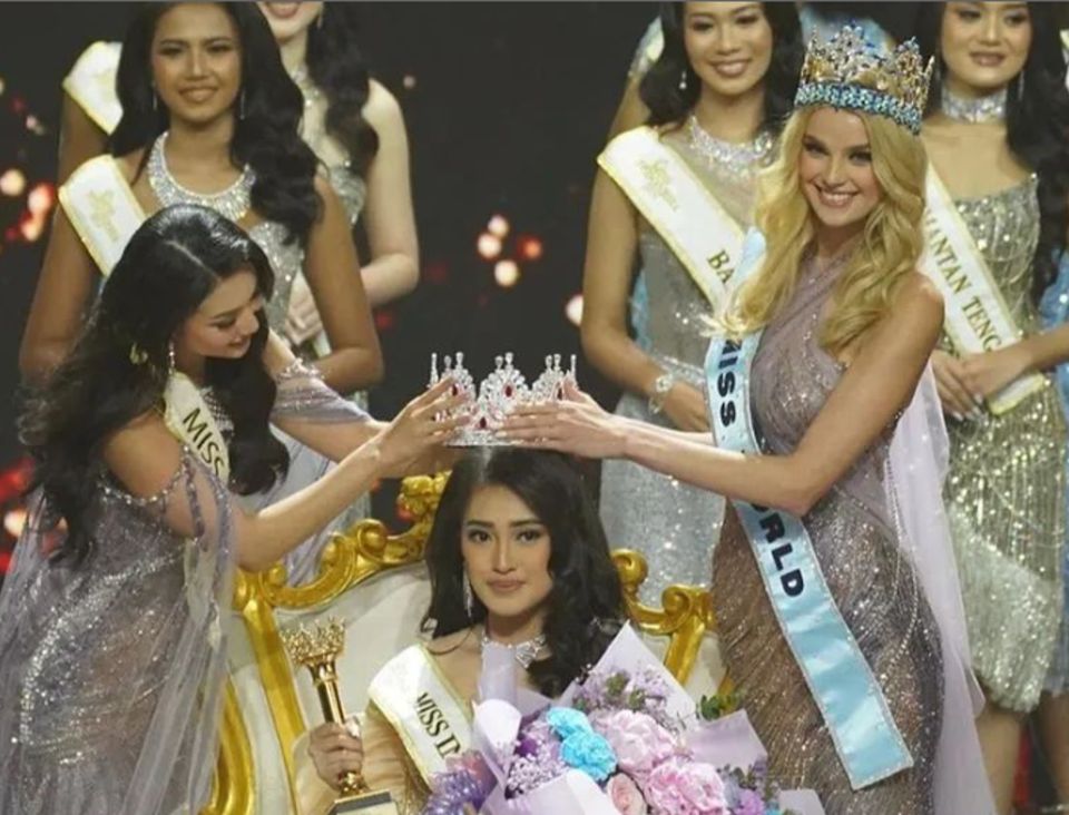 Monica Kezia Sembiring dari Sumatera Utara (tengah, duduk) mendapatkan mahkota dari Miss Indonesia 2022, Audrey Vanessa (kiri) dibantu oleh Miss World 2024, Krystyna Pyszkova