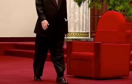 Pakaian yang dikenakan Kim Jong Un saat berjalan di karpet merah jelang pidatonya menjadi sorotan karena ia gunakan jas formal dan sandal.