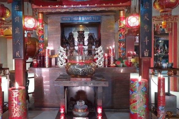 Altar di Klenteng Hok Lay Kiong.