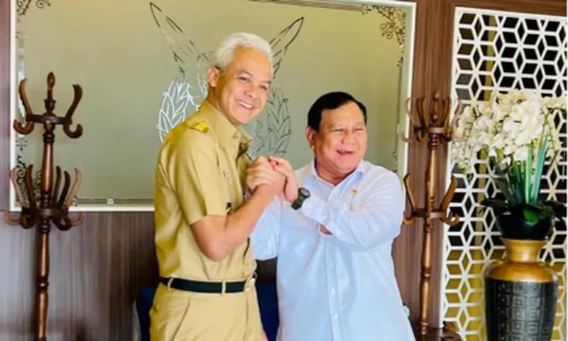 Momen Ganjar Bertemu Prabowo di Solo, Bapak Pakai Hitam Putih Juga? 