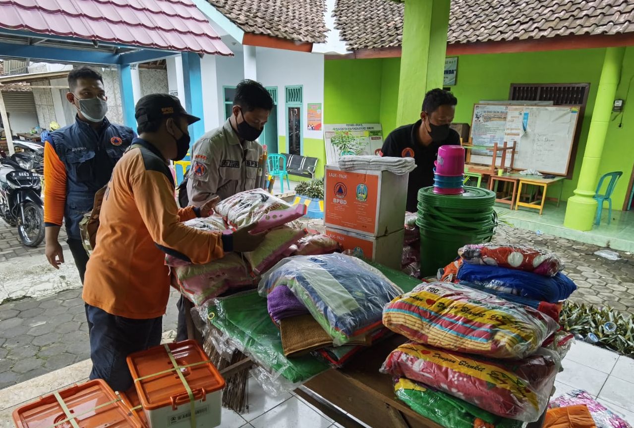 Bantuan logistik untuk korban banjir yang menggenangi tiga kecamatan di Kabupaten Jember, Provinsi Jawa Timur terus didistribusikan sementaran air berangsur-angsur surutKamis 11 November 2021, pukul 11.48 WIB.