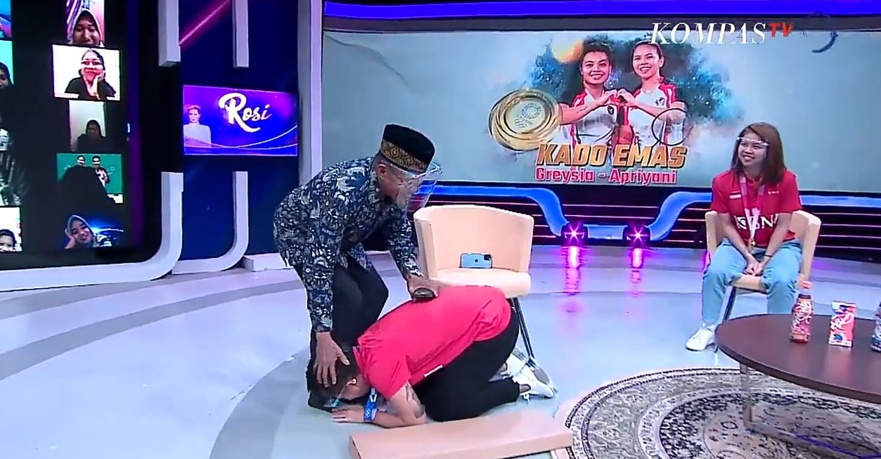 Momen Apriyani Rahayu mencium kaki sang ayah usai raih medali emas Olimpiade Tokyo 2020, viral di TikTok.