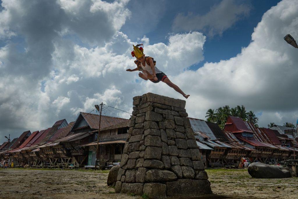 Satu dari  lima atraksi wisata di Indonesia adalah  Lompat Batu di Nias, Sumatera Utara. 