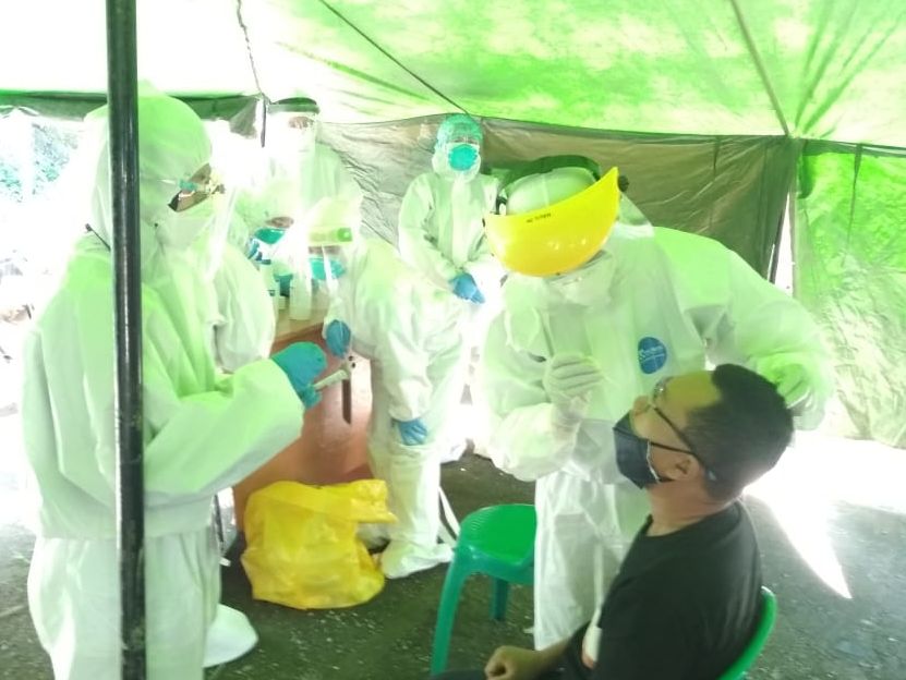 Salah seorang wisatawan asal Jakarta menjalani pemeriksaan rapid test antigen di Check Point Posko COVID-19, Simpang Gadog, Puncak Bogor, 27 Desember 2020.*/