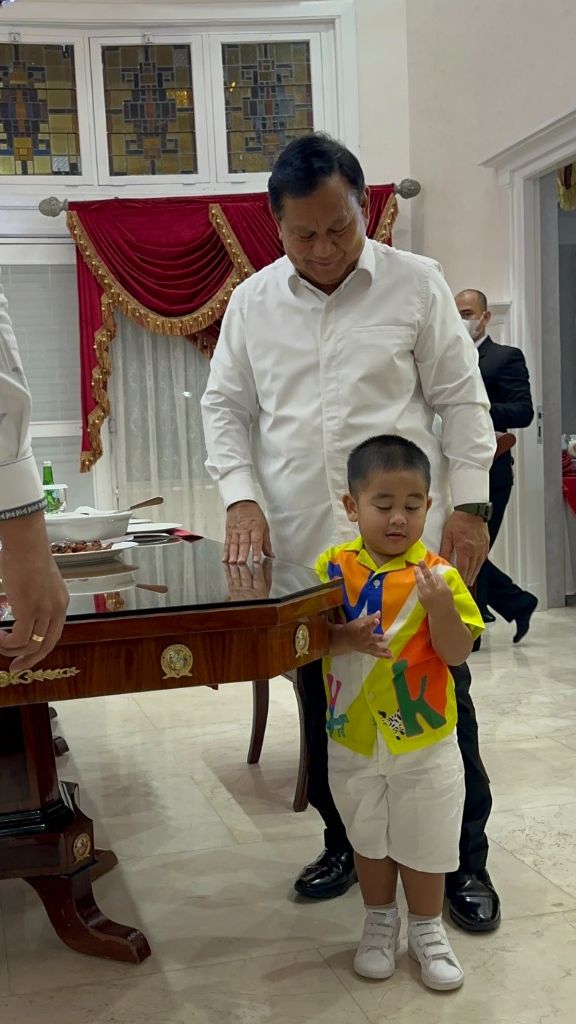 Cucu Presiden Jokowi, Nahyan Salam 2 Jari didepan Prabowo 